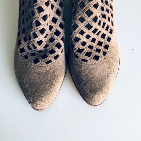 Crown Vintage Women's 7M Cut Out Perforated Taupe Tan Suede Bootie - Picture 7 of 9